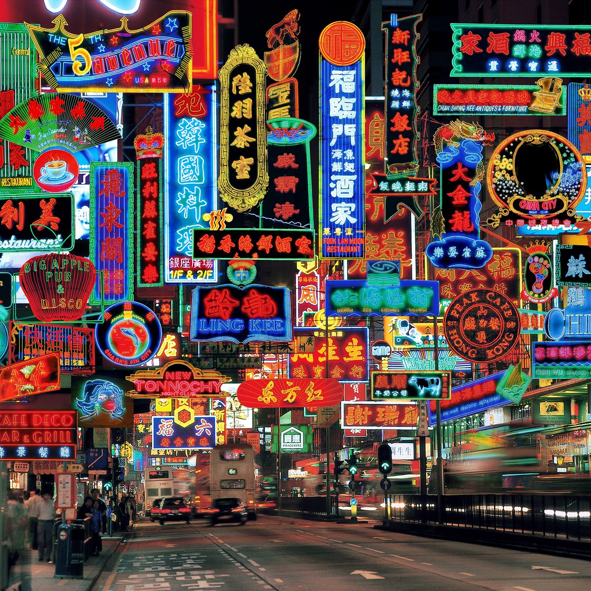 CantoneseMuseum's tweet photo. 香港製造［霓虹招牌］
霓虹招牌（Neon Sign）原本係西方嘅產物，喺香港昔日大眾接觸到嘅外來技術，香港將呢種技術容入同埋再加入本地嘅元素。當年無論大小公司都用佢嚟做宣傳方式，數量喺1980年代至1990年代就去到最高峰。
圖：Keith Macgregor（photoshopped）修飾相片
香港製造。廣東話資料館 https://t.co/UwDfqXWsCm