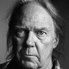 «Quando la solitudine ti spezza il cuore Non star lì a contare gli errori, Non aspettare che l'amore torni, Non sprecare il tuo tempo, Non perderti nel pianto.» Neil Young Nato il #12Novembre '45 il grande cantautore e chitarrista canadese #NeilYoung, uno dei padri del rock