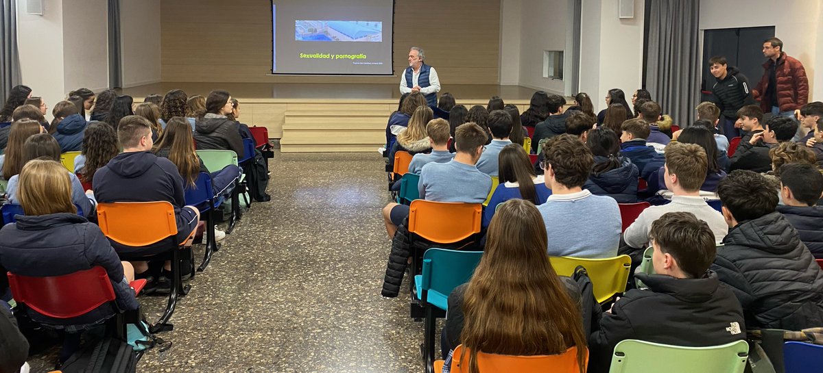 "Si una chica se mete a puta es su elección, que es muy fácil. Puede trabajar en una obra de la construcción si quiere, porque hay trabajo.  Luego tiene que apechugar con lo que le venga y hacerlo bien".

"En una pareja, si a la chica le gusta que le den muy fuerte, muy duro, hay