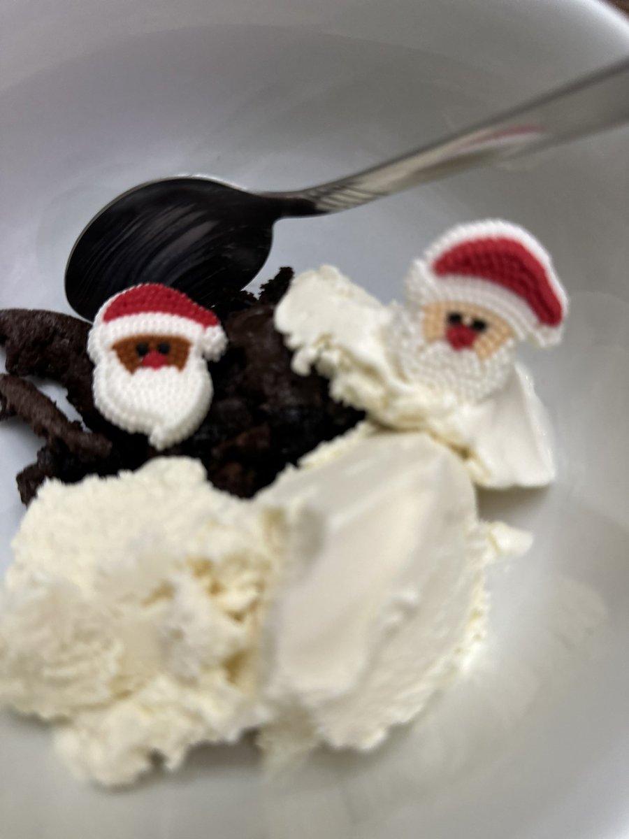 peeefINC's tweet photo. Santa on the ice cream. Black Santa on the brownies https://t.co/NLdcS69D8Z