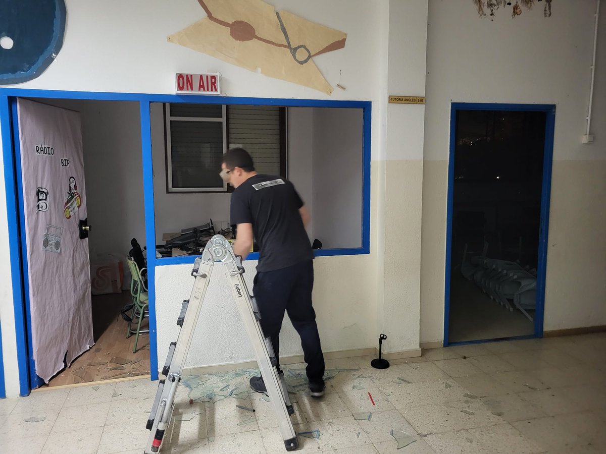 LHAjuntament's tweet photo. L’Ajuntament rebutja i condemna les accions vandàliques que ha patit l’Escola Busquets i Punset. 
Els serveis municipals, amb el personal de l’escola, treballen en la reparació dels desperfectes per reprendre les classes el més ràpid possible garantint la seguretat dels infants. https://t.co/Whp1KcNCVm
