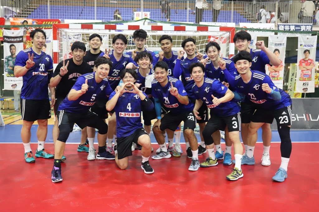 bravekings_tab's tweet photo. ⏰試合終了🔴🔵

みなさまの熱いご声援誠にありがとうございました‼
#日本リーグ
第10戦
#トヨタ車体ブレイヴキングス 37（16-9 , 21-11）20 #琉球コラソン

共に闘っていただきありがとうございました🤜🤛2カ月ぶりに再開した日本リーグ初戦で勝利することができました🔥

#トヨタ車体
#ハンドボール https://t.co/RicyjhcotC