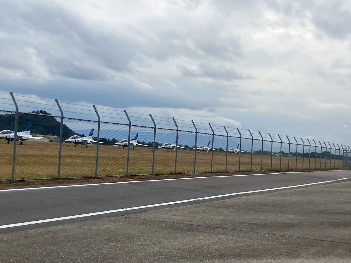 mercian47's tweet photo. 岐阜航空祭2023🌟✨✨
ブルーインパルス見てきました✈️
帰りがけ着陸してきたブルーインパルスの真横を通れて、6機全機映せてめっちゃラッキー🍀

生で見���と本当に迫力や音が違うくて本当に感動しました😁 https://t.co/qdj38znQrb