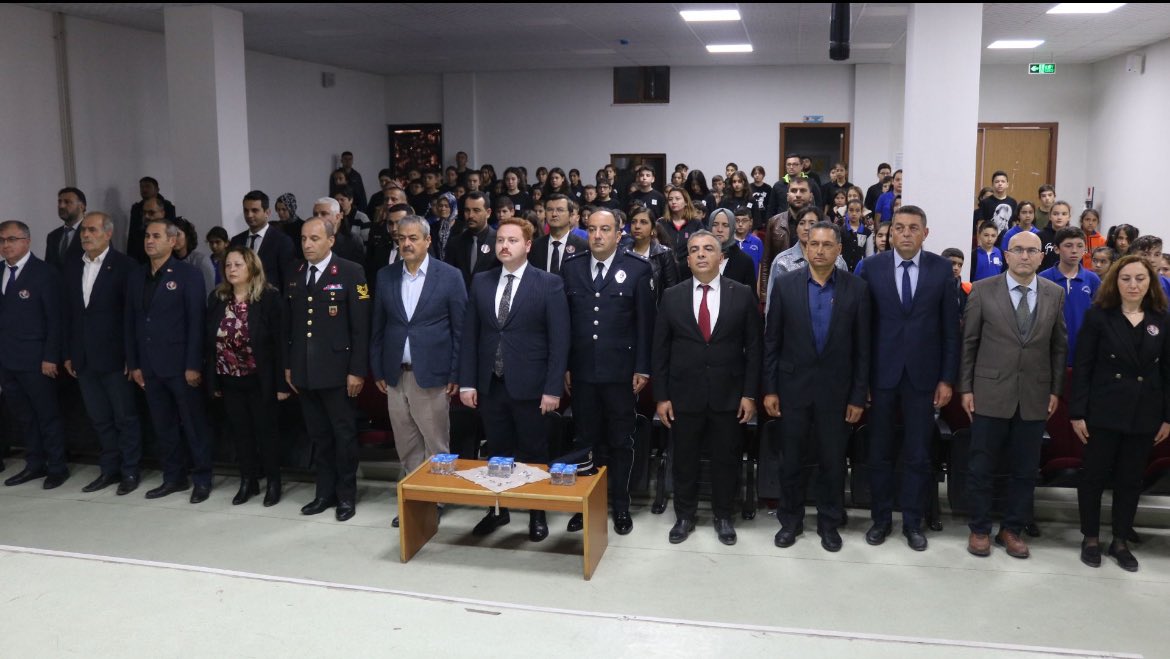 GuneyMEM20's tweet photo. 10 Kasım Atatürk’ü Anma günü kapsamında ilçemiz Fevzi Tokat Ortaokulunda  Anma Programı gerçekleştirildi. 
@denizlimem @VeyselCansever https://t.co/I6688gTGxl