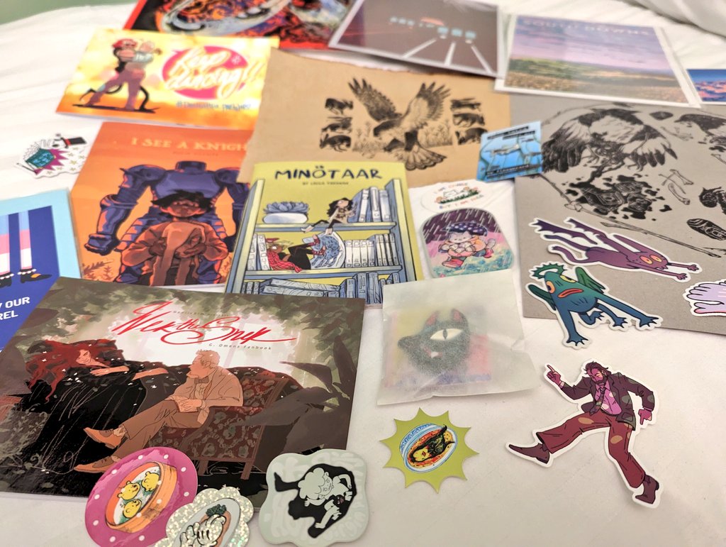 Thought bubble haul!!! 💭🩷💫
I'll tag the artists in the comments when I get home. got some goooorgeous art this year that's going up on my walls!!!