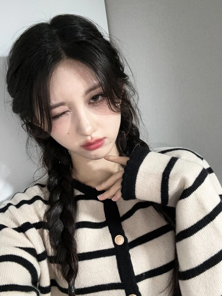 IVE_twt's tweet photo. 오늘 인기가요 1등이라니🥹 다이브 고맙구 사랑해여🖤🖤🖤 덕분에 너무 행복해☺️

#IVE #아이브 #GAEUL #가을 https://t.co/Gh8mWVF8TL