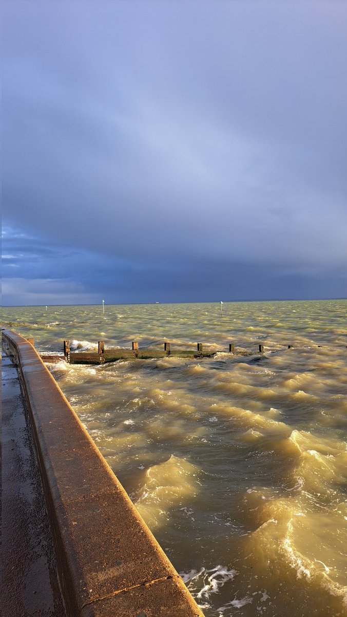 LongWeekenders's tweet image. Nice stroll along #southend seafront and noticed the #englandcoastalpath #fingerpost signs. Sea was a strange colour thanks to the dark sky but bright sun!