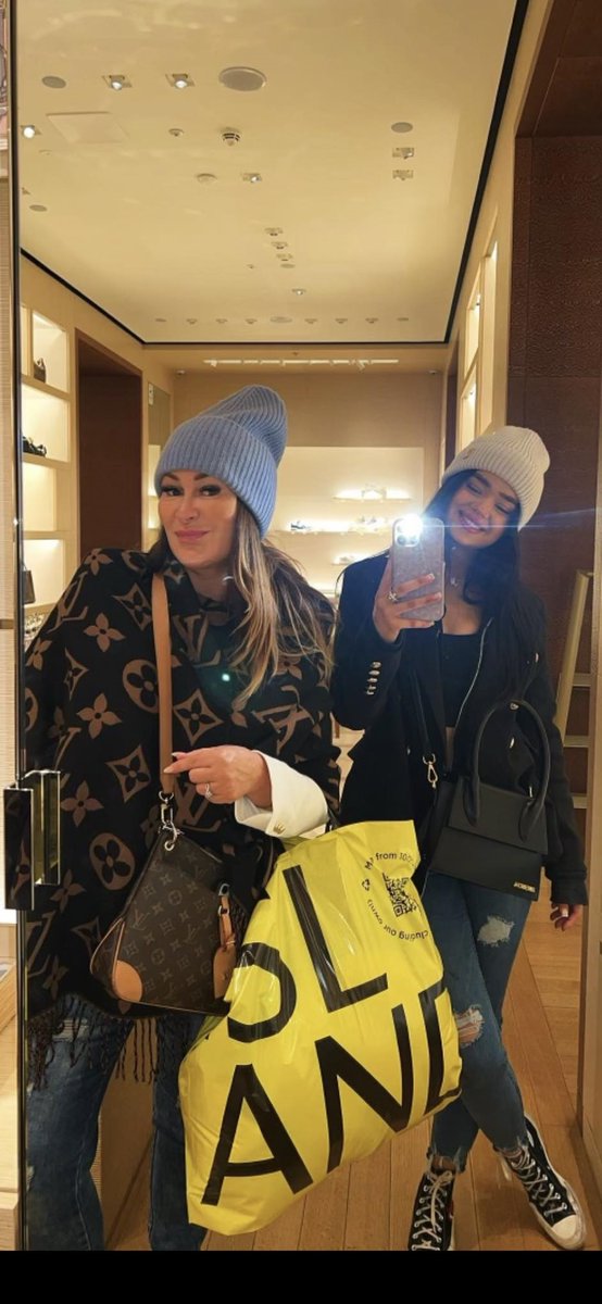 MoWill10's tweet photo. Can't beat a weekend of shopping and the a girls night!! https://t.co/dapBDFppZ0
