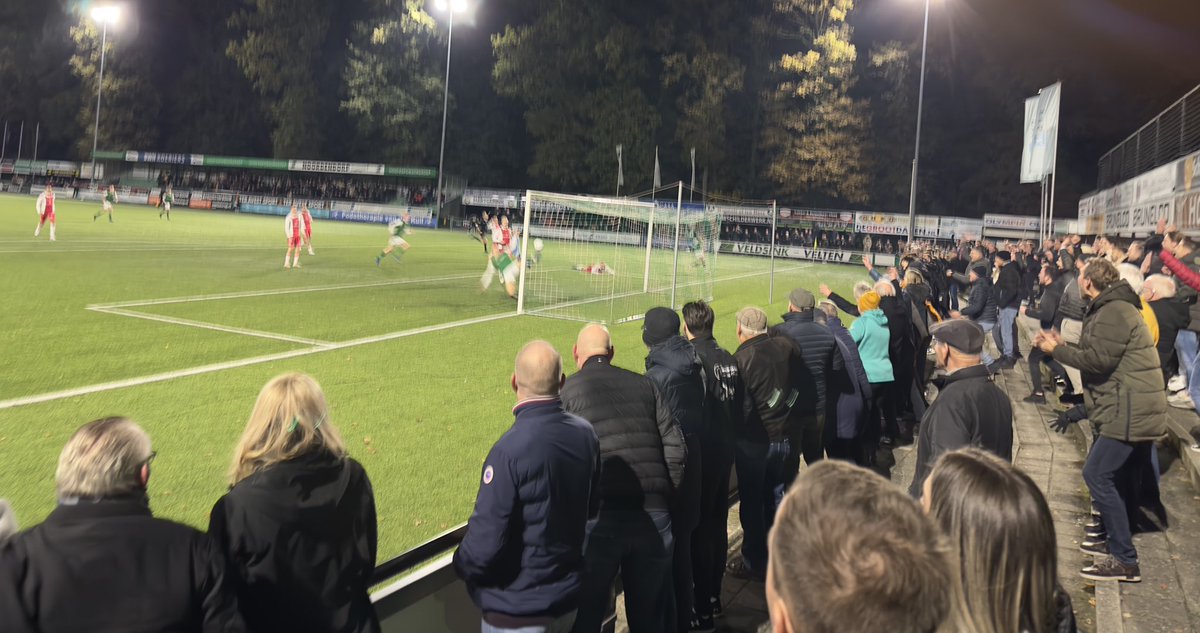 stadionvoer's tweet photo. Blessuretijd, gelijk, een opstootje tussen beide teams en dan toch nog de winnende! Dat wil je als neutrale toeschouwer zien. Een prachtige ontlading na de 2-1. @HSC21 @VVIJV #hscijs https://t.co/NiNbzZ3EqW