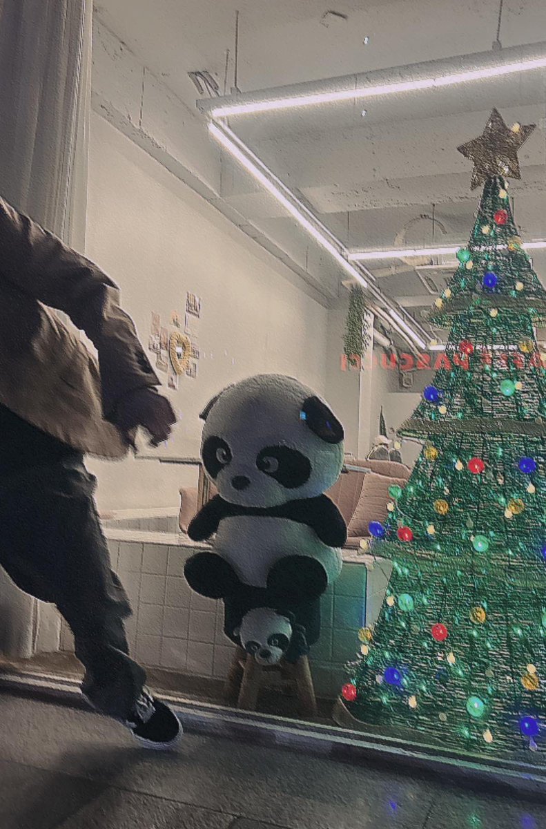 [🐼] It’s cold outside 🥶 I found a panda 🐼🎄

#HORI7ON #호라이즌 #REYSTER #레이스터