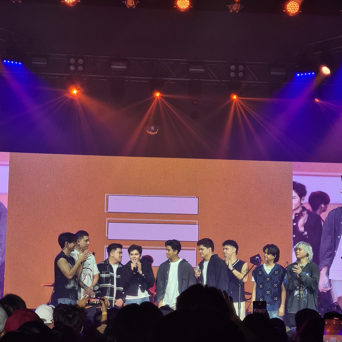 onewshiiii's tweet photo. Dahil one week na kahapon,
Di ko pa din super napprocess, but Im thankful that I was able to attend #BackHomeConference of @TheJuans_BAND last Nov4.
Super happiness nabigay sa fangirl heart ko and as well as sa spiritual heart and soul ko. T.T
Thank you nang malala, The Juans!! https://t.co/AHgIiCum3b