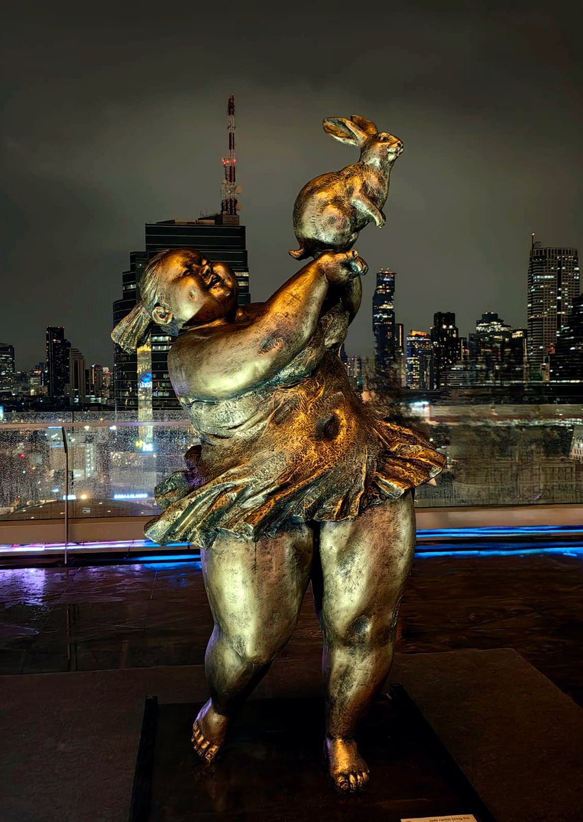Good afternoon friends....
#bronzestatue
#nightview