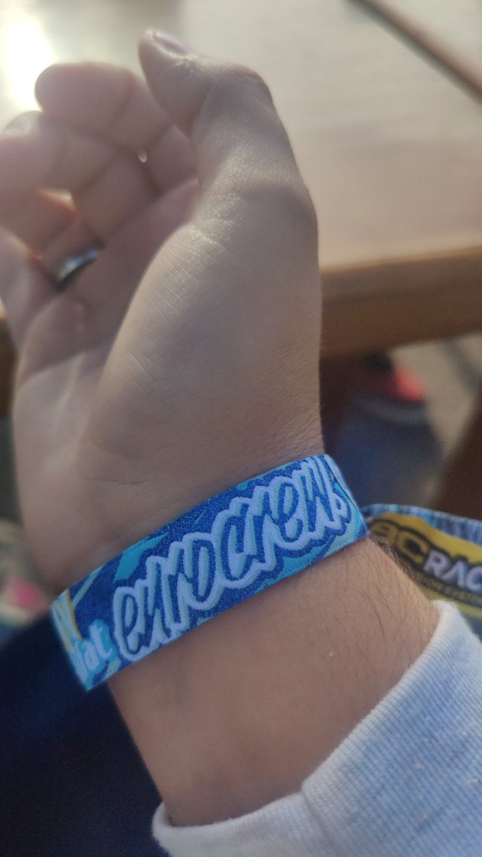 Nuriia07's tweet photo. Hace un tiempo yo solo hacía colección de pulseras de festivales, no de eventos de coches...😩😂 https://t.co/6mNe5s8cxd