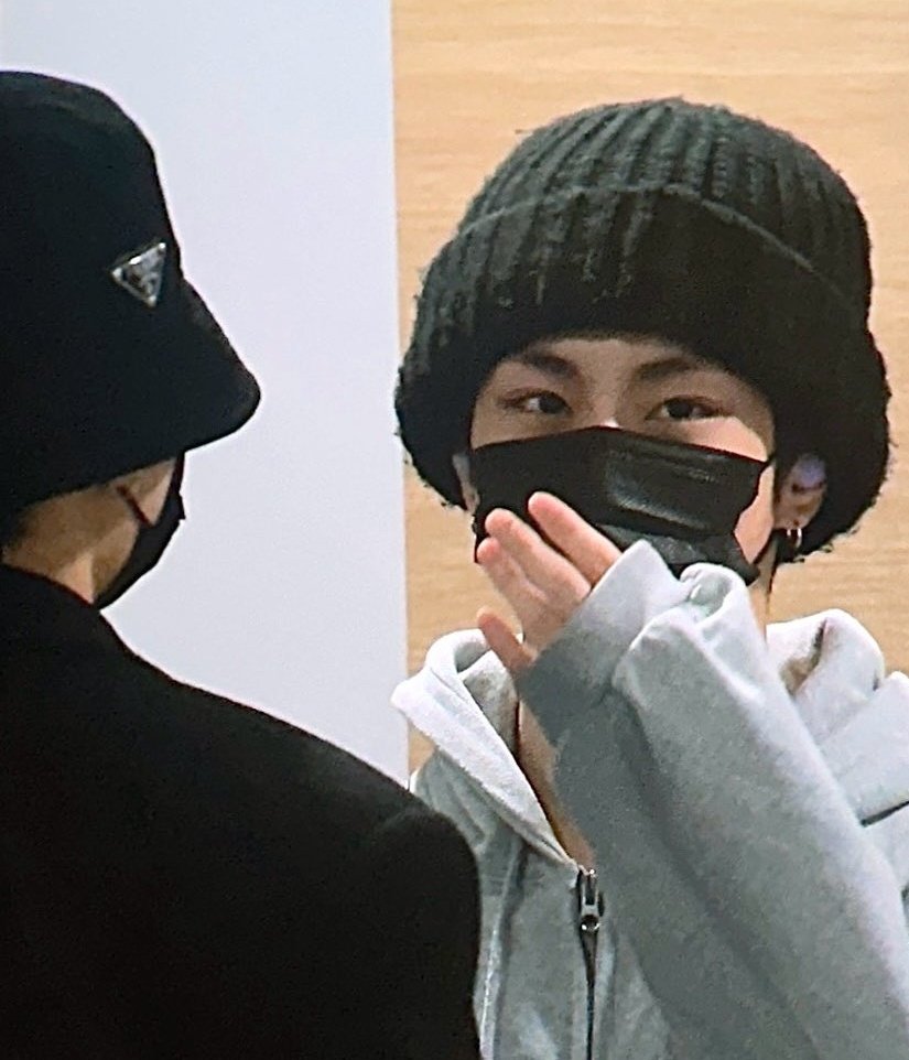 chizzkeyt's tweet photo. cuties :(((( you already know jay's only focusing on his lifeline and look how cute wonie is!!! >_< https://t.co/A8Y5FbFvfT