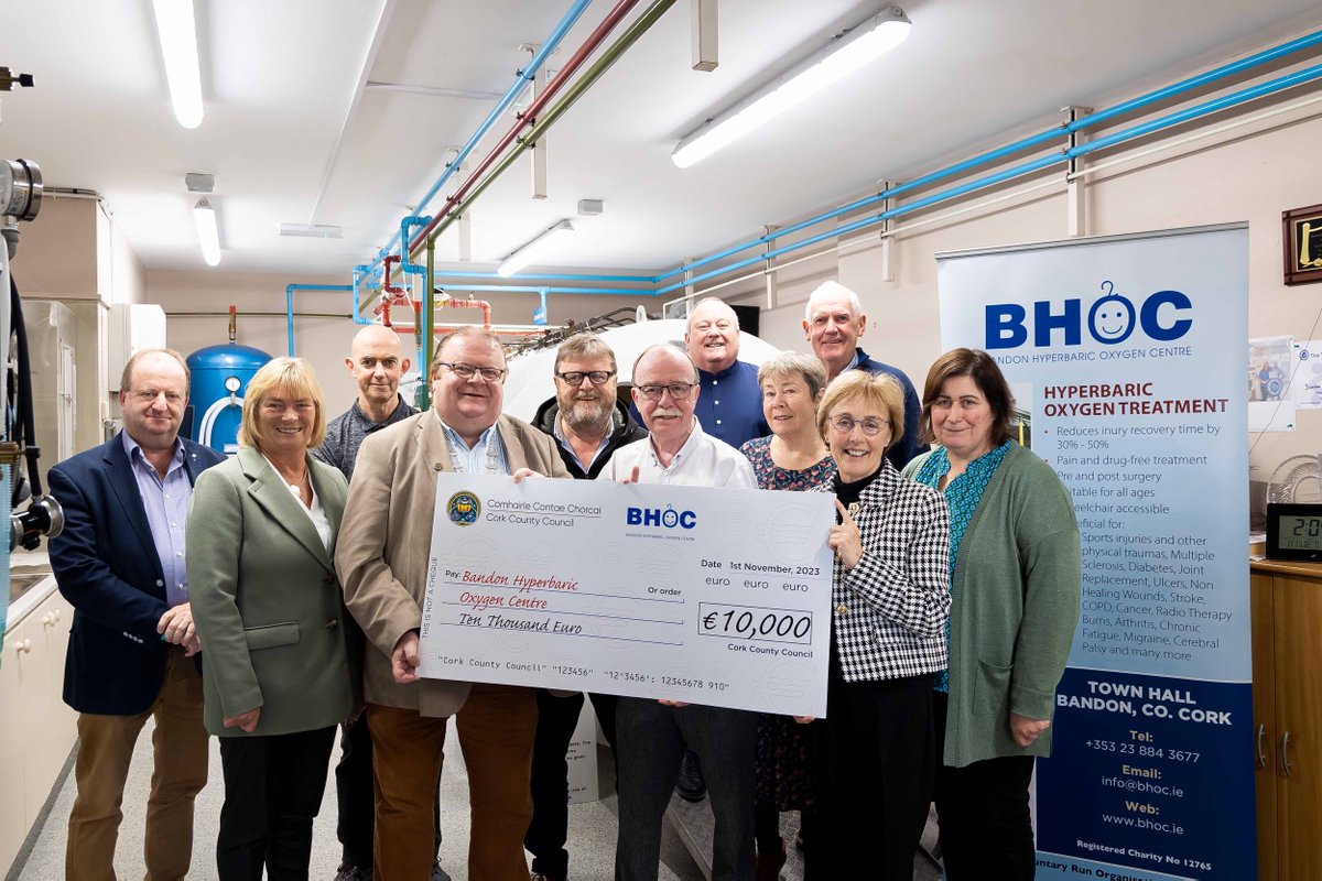 🤝Former Mayor, Cllr. Danny Collins presented cheques to this year’s Mayor’s Charity Dinner beneficieries which raised €20,000

👏More than 200 people attended the dinner at the West Lodge Hotel in the summer, with all proceeds to Cancer Connect &amp; Bandon Hyperbaric Oxygen Centre