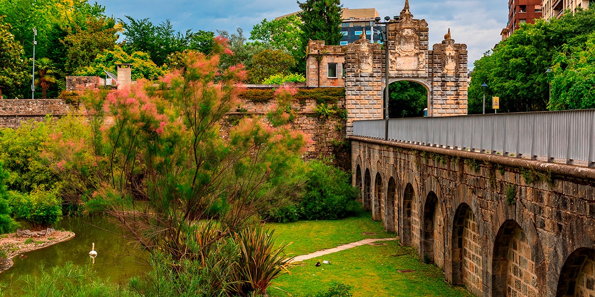 EspanaEnLatam's tweet photo. ¡Hoy nos vamos de escapada a #Pamplona! 💚
En tu visita no te puedes perder estas paradas esenciales... ⬇️
▶️ La #PlazaDelCastillo... 🤩
▶️ El #MuseodeNavarra... 🏛️
▶️ Los #JardinesdelaTaconera... 🌹
👉 https://t.co/qWf7ooTEOh
#VisitSpain #SpainUrban @VisitNavarra https://t.co/4dbyY1uQsH