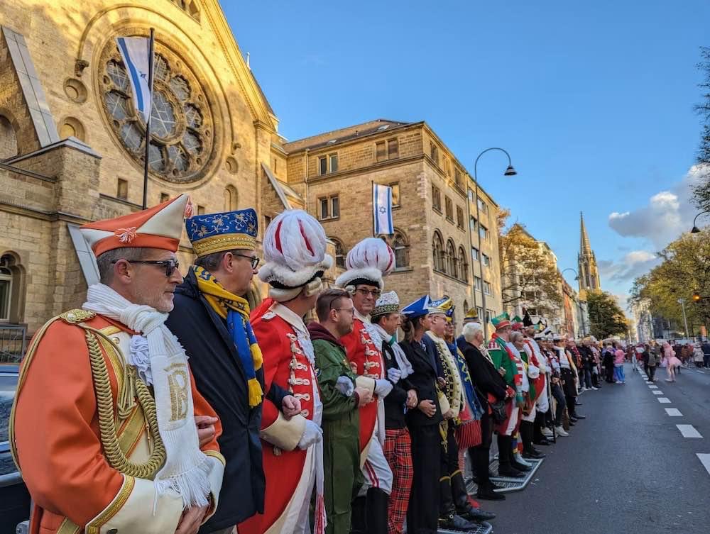 SeverusSnape58's tweet photo. Mahnwache der Kölner Karnevalsvereine vor der Synagoge. Das schönste Bild der Sessionseröffnung. https://t.co/TS01zm3mHh