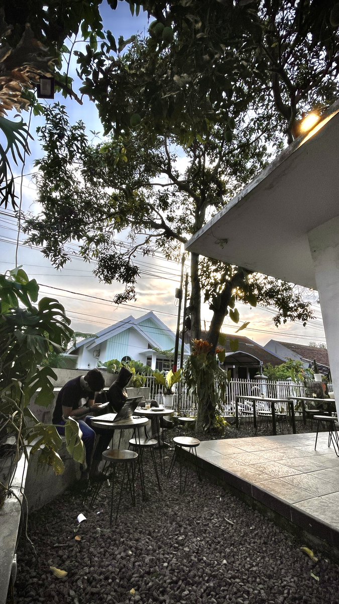 Hai hai Matroos !!
Malang setelah ujan syahdu sekali yaa 😁
#cafemalang #infomalang #malang #droomhaven #malangkuliner #cafehitsmalang #kulinermalang #mahasiswamalang #exploremalang 
<a href="/infomalang/">Info Malang</a> <a href="/exploremalang/">Explore Malang</a>