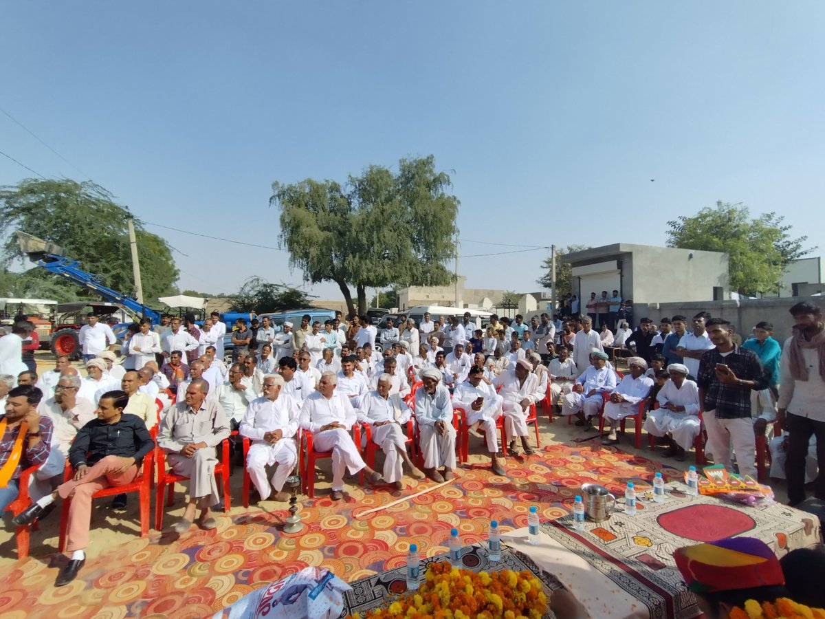 abhishekmatoria's tweet photo. नोहर विधानसभा क्षेत्र के गांव घणीयासर में जनसम्पर्क कार्यक्रम के दौरान ग्रामवासियों से मुलाकात कर भाजपा को विजयी बनाने के लिए आग्रह किया ।

#खिलेगा_कमल_जीतेगा_नोहर 
#Abhishekmatoria 
#नोहर https://t.co/bu27CpfNDQ