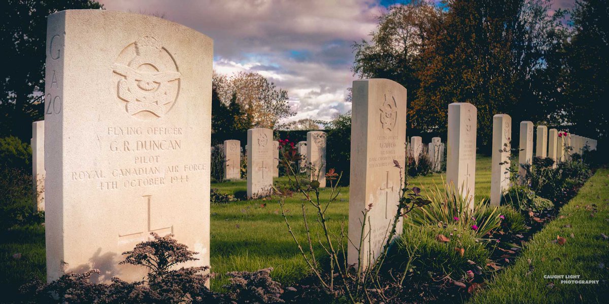 caughtlight's tweet photo. In a little corner of England, we remember them.
#RemembranceDay #RemembranceSunday #RemembranceDay2023 #RemembranceDayCanada @RCAF_ARC #Harrogate #NorthYorkshire #Stonefall #CWFC @CWGC https://t.co/pmt4Pf0Z4a
