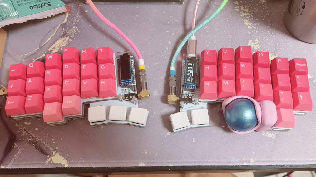skmoont's tweet photo. keyball44組み立てました🖲️
keyboard:#keyball44
switch:#outemu silent pink
keycap: Tai-Hao (#天キー で当たった)
トラックボールケースは天キーで無料配布されていたピンクのものを使用しました🌸
ボールの色が合ってないのでピンクに変えます。
#自作キーボード https://t.co/OVvPDjiSuD