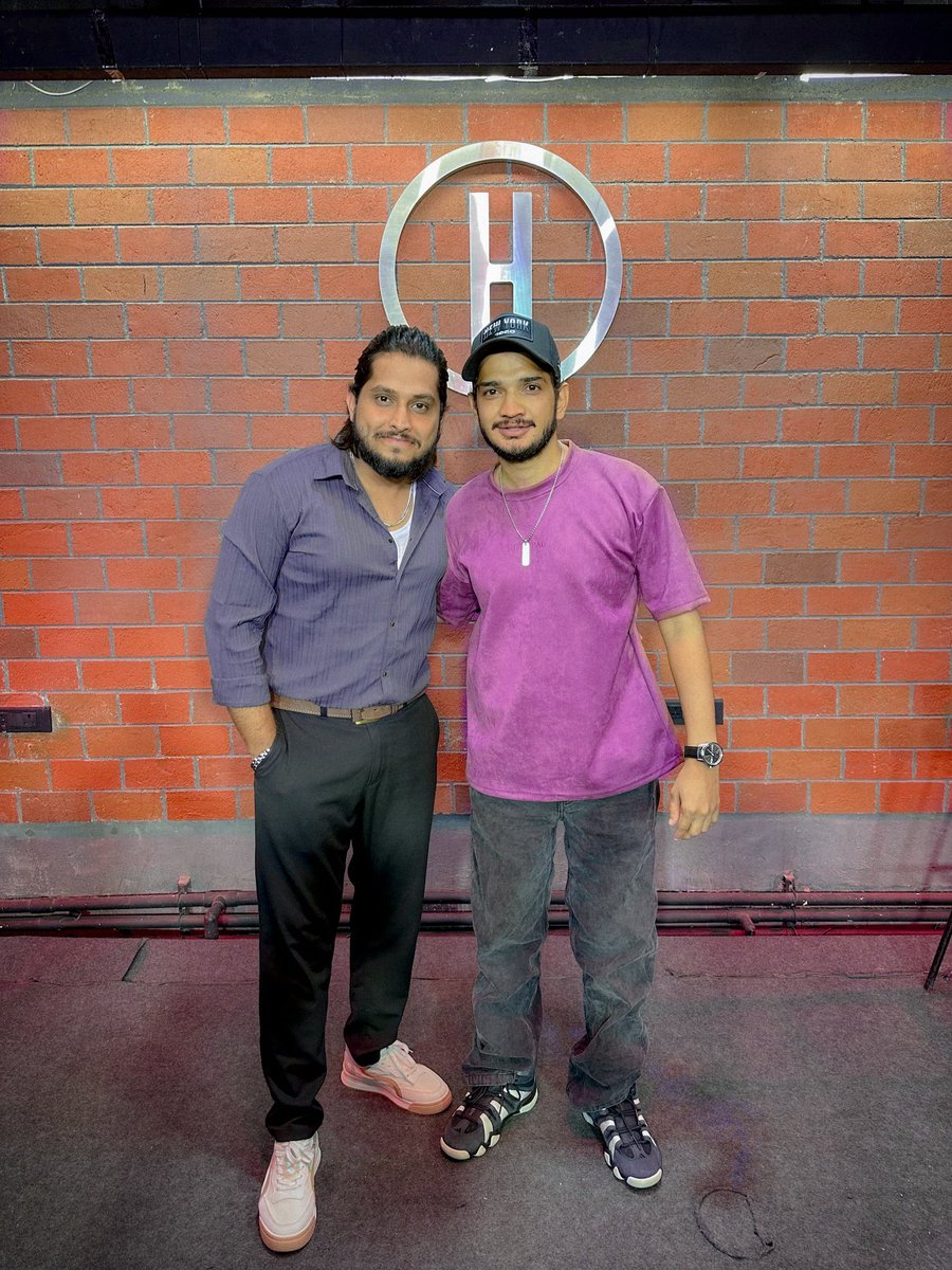 SadakatKhanms's tweet photo. @ColorsTV @munawar0018 Hello #MKJW, carry on with the comments! You guys are doing great!! Less time left, show your love and support for Munawar through commenting. 

#BBKingMunawar https://t.co/sRLLh2rBXk