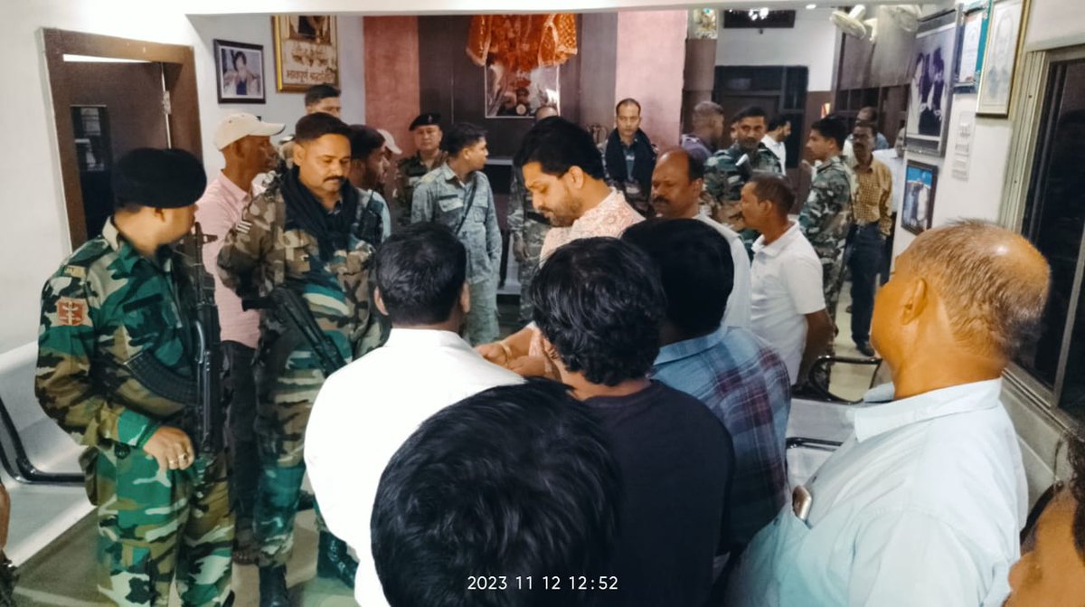 KumarJaimangal's tweet photo. आज स्टाफ क्वार्टर ढोरी स्थित आवासीय कार्यालय में बेरमो विधानसभा के जनता, सामाजिक संगठन व महागठबंधन के साथियों का स्थानीय जनसमस्याओं को सुना एवं हर संभव समाधान करने का भरोसा दिलाया। @HemantSorenJMM @kcvenugopalmp @avinashpandeinc @RajeshThakurINC @INCIndia @INCJharkhand @JmmJharkhand @jmm_bokaro