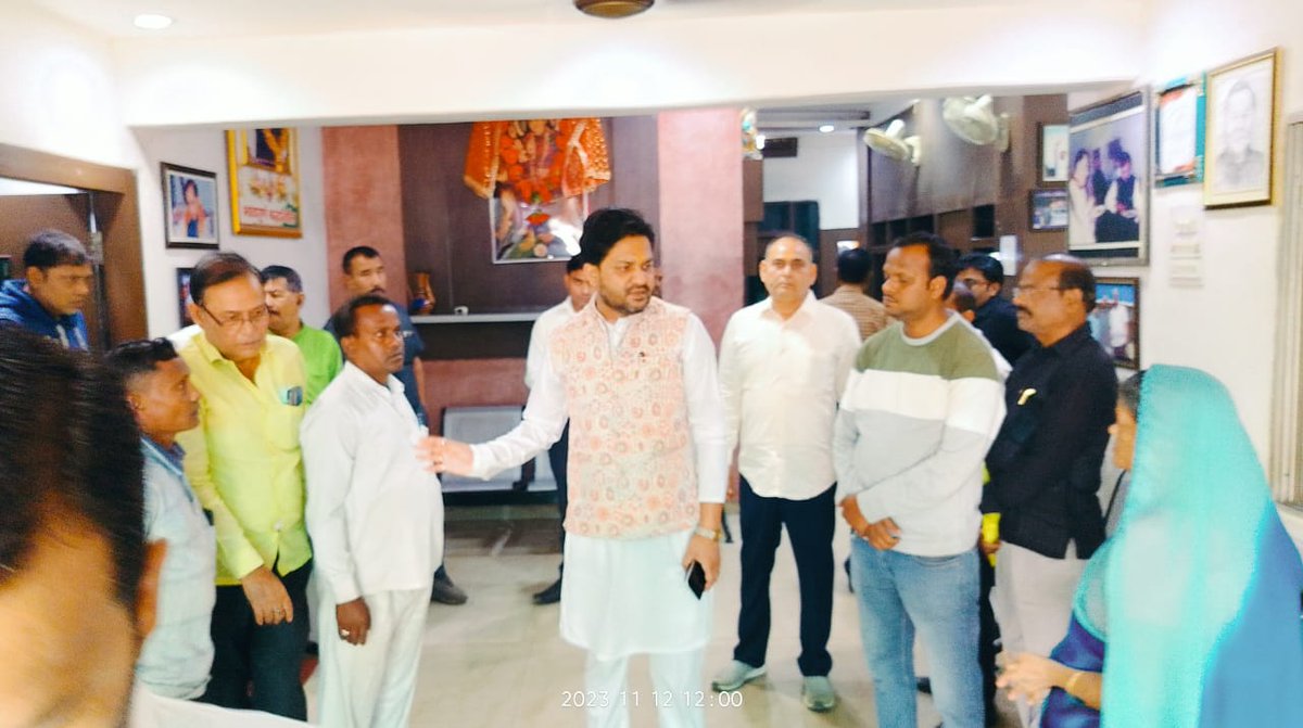 KumarJaimangal's tweet photo. आज स्टाफ क्वार्टर ढोरी स्थित आवासीय कार्यालय में बेरमो विधानसभा के जनता, सामाजिक संगठन व महागठबंधन के साथियों का स्थानीय जनसमस्याओं को सुना एवं हर संभव समाधान करने का भरोसा दिलाया। @HemantSorenJMM @kcvenugopalmp @avinashpandeinc @RajeshThakurINC @INCIndia @INCJharkhand @JmmJharkhand @jmm_bokaro