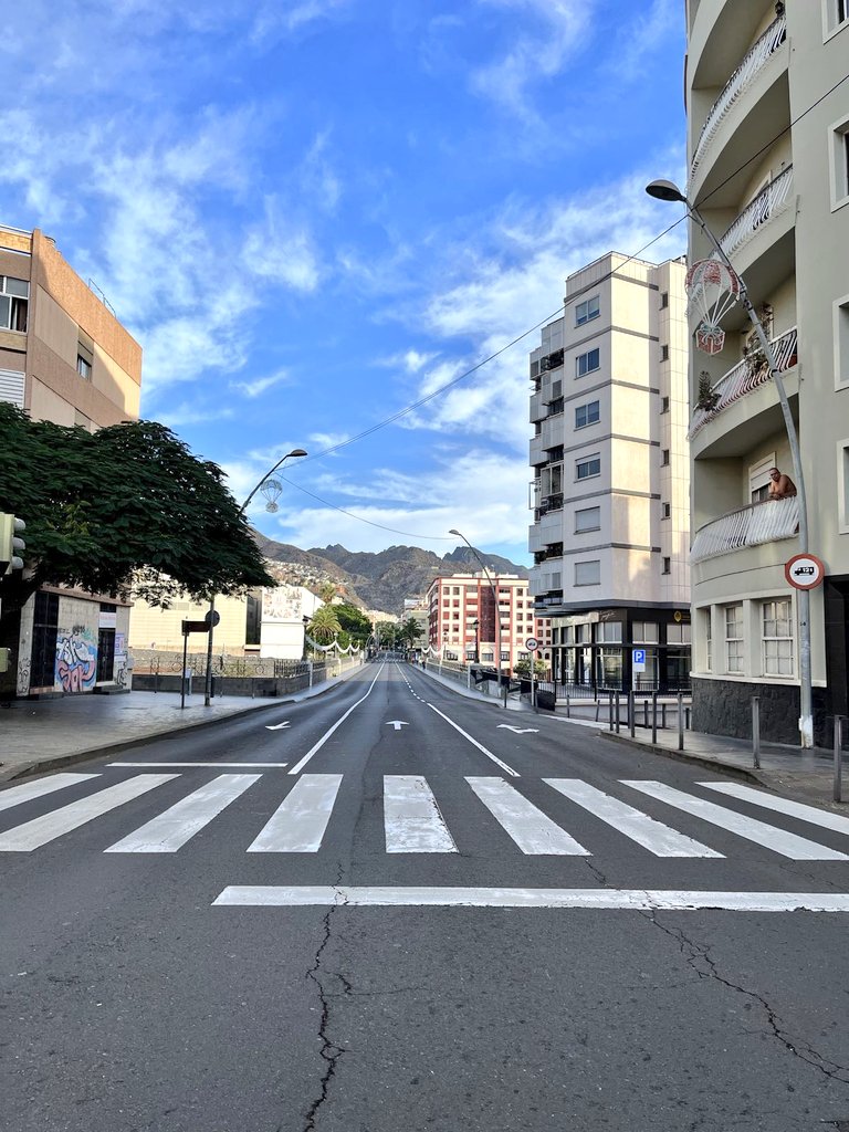 PoliciaLocalSC's tweet photo. No es fácil ver las calles de la ciudad #SantaCruz así, salvo en jornadas como la de hoy. Ya saben, día de @MaratonTenerife https://t.co/zR4a28aLx1