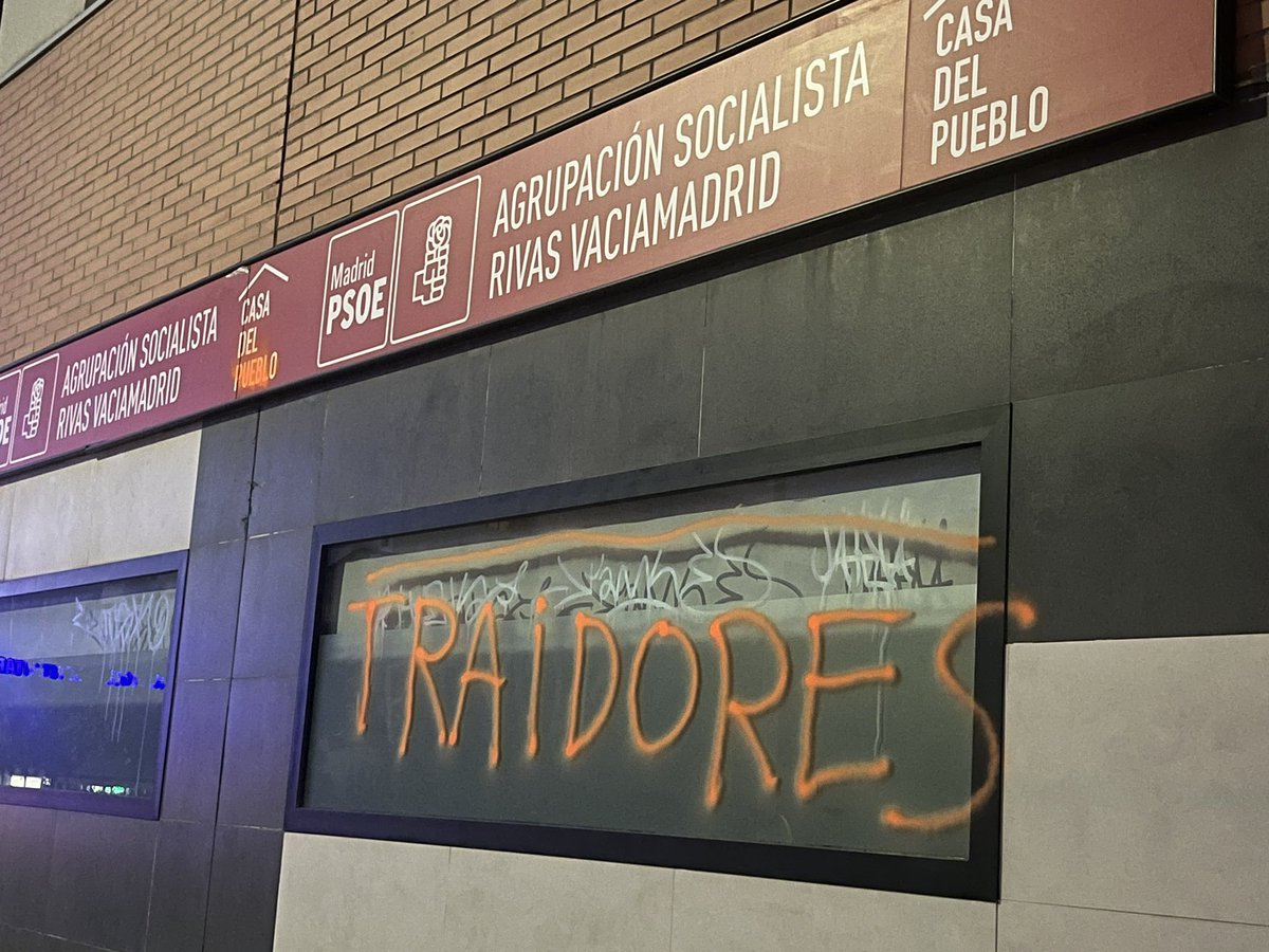prometeovk's tweet photo. @JanetteNovo El mensaje que esperamos los ripenses, que no compartimos sus ideas, es que condene la pintada de la sede del @psoerivas de hace dos días. 
En cuánto supe la que sufrió usted y su partido, no dudé en condenarlo públicamente.
#retratada https://t.co/SZebqes88z