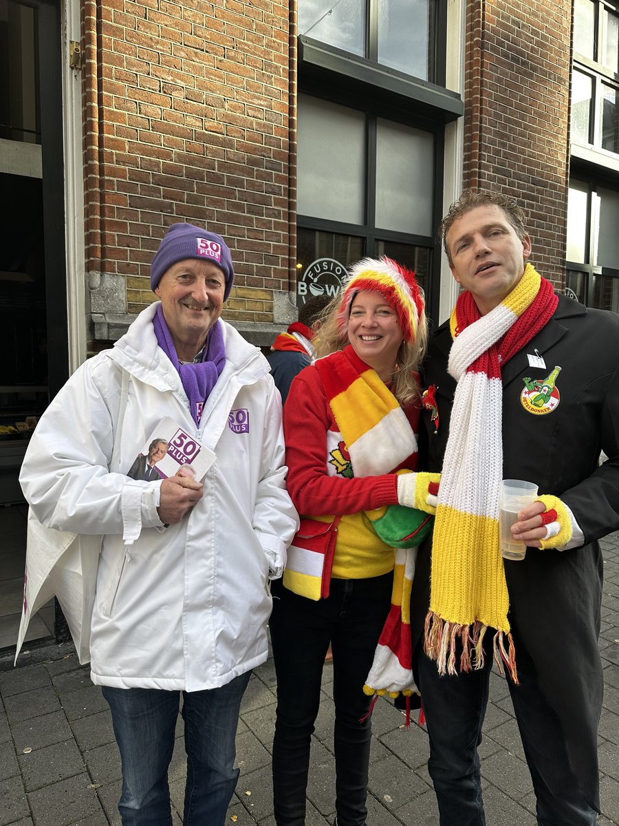 50pluspartij's tweet photo. Ook #50PLUS Statenlid én kandidaat Tweede Kamer @JanFrans1954 was op campagne gisteren in #Oeteldonk.
En op deze foto samen met o.a. Frank die de belofte kreeg vernoemd te worden in een tweet. 😉
#stem50PLUS https://t.co/8PmXgJ6j2o