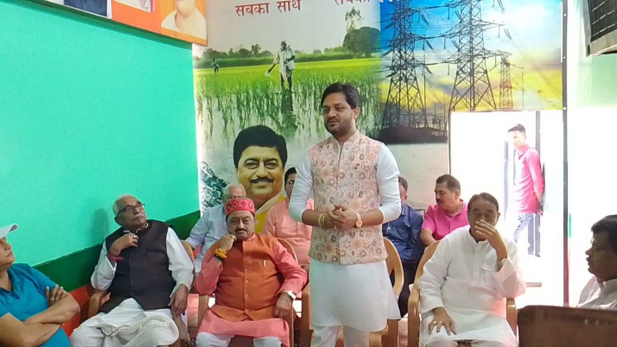 KumarJaimangal's tweet photo. बेरमो प्रखंड के फूसरो बाजार स्थित मजदूर नेता स्व कृष्ण मुरारी पांडेय की जयंती में शामिल होकर उनकी तस्वीर पर पुष्प अर्पित कर उन्हें श्रद्धा सुमन अर्पित किया। https://t.co/1Nj7XHs8wL