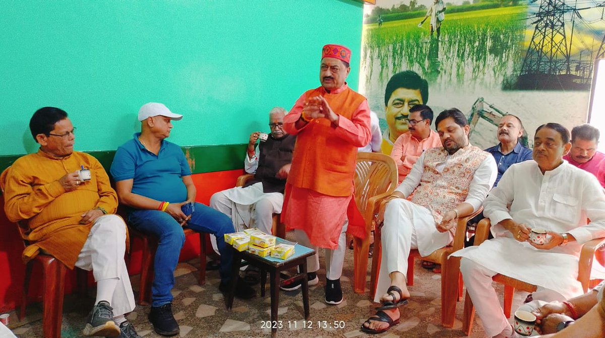 KumarJaimangal's tweet photo. बेरमो प्रखंड के फूसरो बाजार स्थित मजदूर नेता स्व कृष्ण मुरारी पांडेय की जयंती में शामिल होकर उनकी तस्वीर पर पुष्प अर्पित कर उन्हें श्रद्धा सुमन अर्पित किया। https://t.co/1Nj7XHs8wL