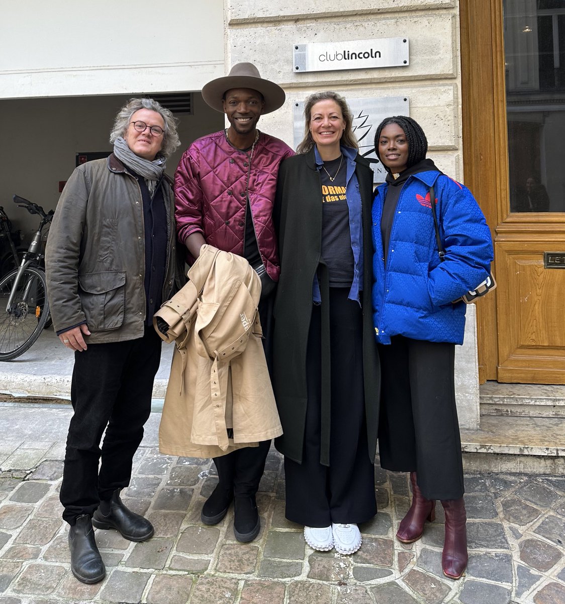 BALOJI's tweet photo. LET'S NORMALIZE TELLING PEOPLE
"YOU INSPIRED ME INSTEAD
OF COPYING THEM AND ACTING
LIKE THEY'RE YOUR COMPETITION
🔗 Very proud to have host a private screening for one of my greatest influences in Augure imagery: VIVIANE SASSEN https://t.co/vNArp8aYAt