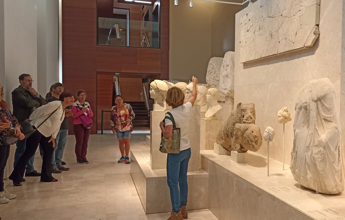 CulturaClasicaC's tweet photo. Empieza el primer turno de la lustratio por el Museo de Málaga #NovaeViaeV https://t.co/Q1JoRdu7pH