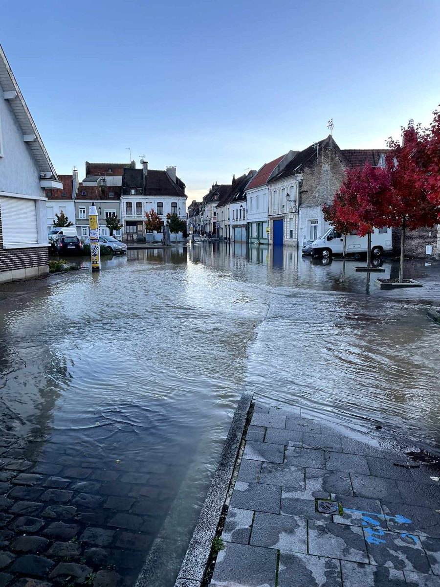 AireNouvelle1's tweet photo. INONDATION !
#AiresurlaLys victime de la montée des eaux !
#AireNouvelle apporte tout son soutien aux habitants sinistrés par les #inondations !
 Mercredi vers 9 H 00 il y aura un camion devant Sceneo à Longuenesse avec des experts en assurance pour aider les personnes touchées. https://t.co/o2RhUwhI0x