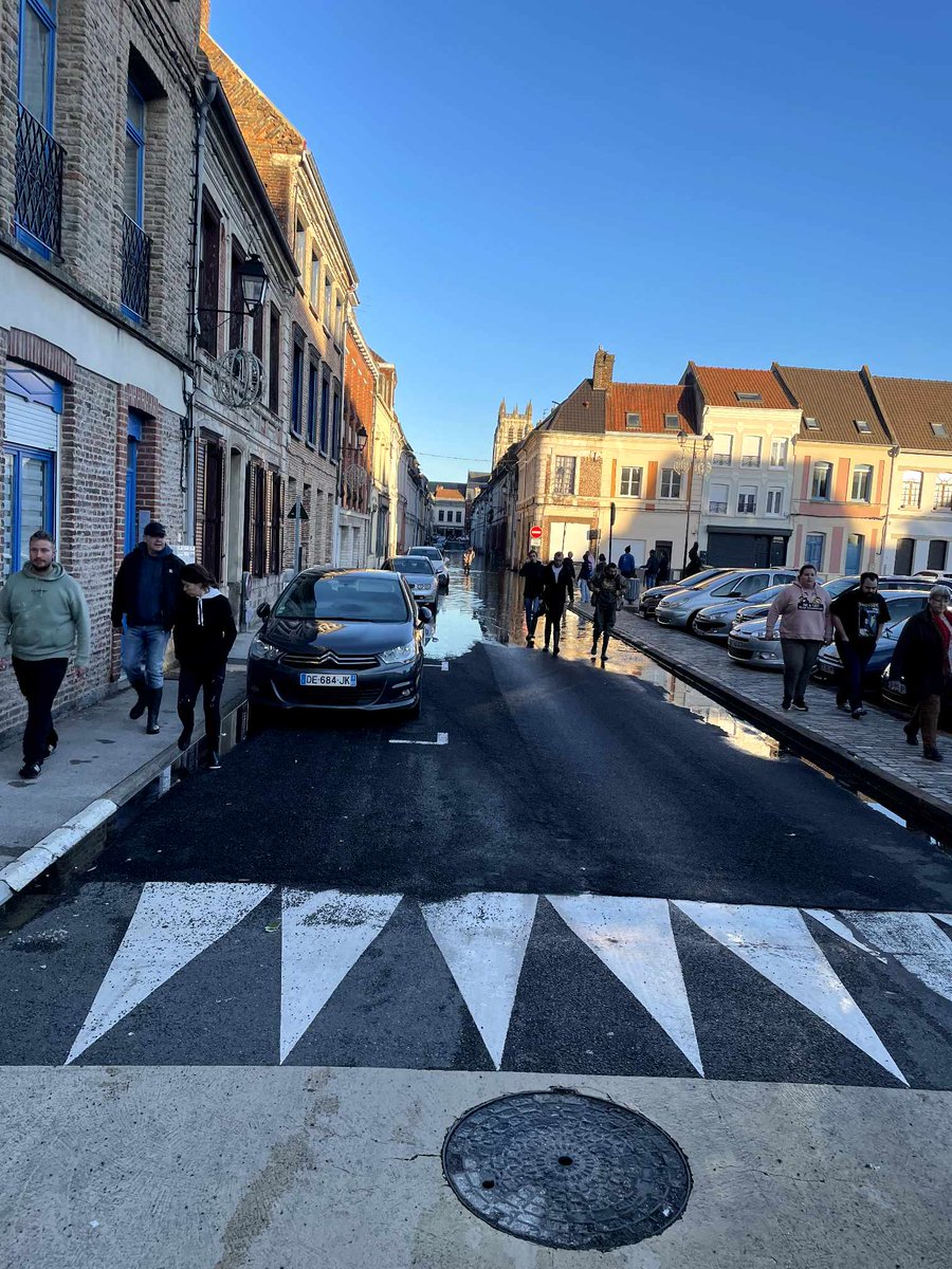 AireNouvelle1's tweet photo. INONDATION !
#AiresurlaLys victime de la montée des eaux !
#AireNouvelle apporte tout son soutien aux habitants sinistrés par les #inondations !
 Mercredi vers 9 H 00 il y aura un camion devant Sceneo à Longuenesse avec des experts en assurance pour aider les personnes touchées. https://t.co/o2RhUwhI0x