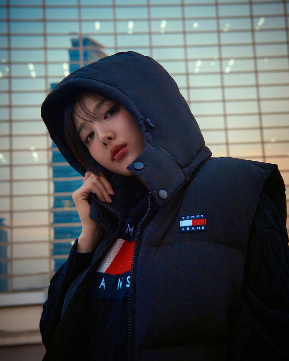 #トミージーンズ のアウターウェア。

#NAYEON はニットとベストタイプのダウンを合わせて。シンプルなシルエットながら、取り外しできるフードや大きなサイドポケットなど機能性とスタイルを両立させた1枚

tom.my/6002uvlo8