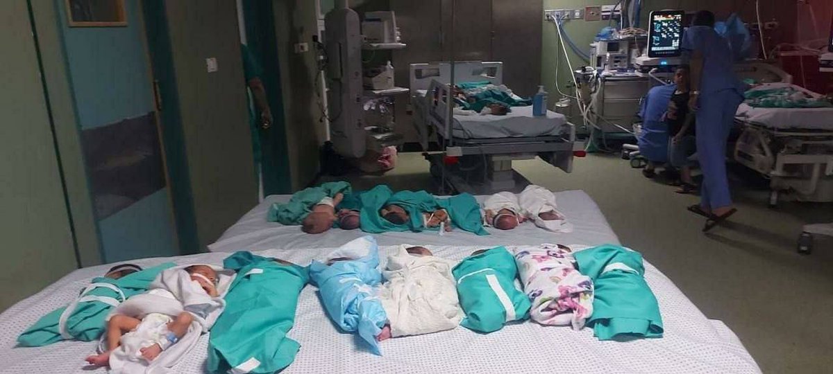 Terörist israilin şifa hastanenin elektriğini kesip kuşatmasının ardından sağlık ekipleri, ateşlerini ve yaşamlarını korumak amacıyla prematüre bebekleri topladı.

Bu bebeklerin sesi olun ve kurtulması için her yerde paylaşın..
