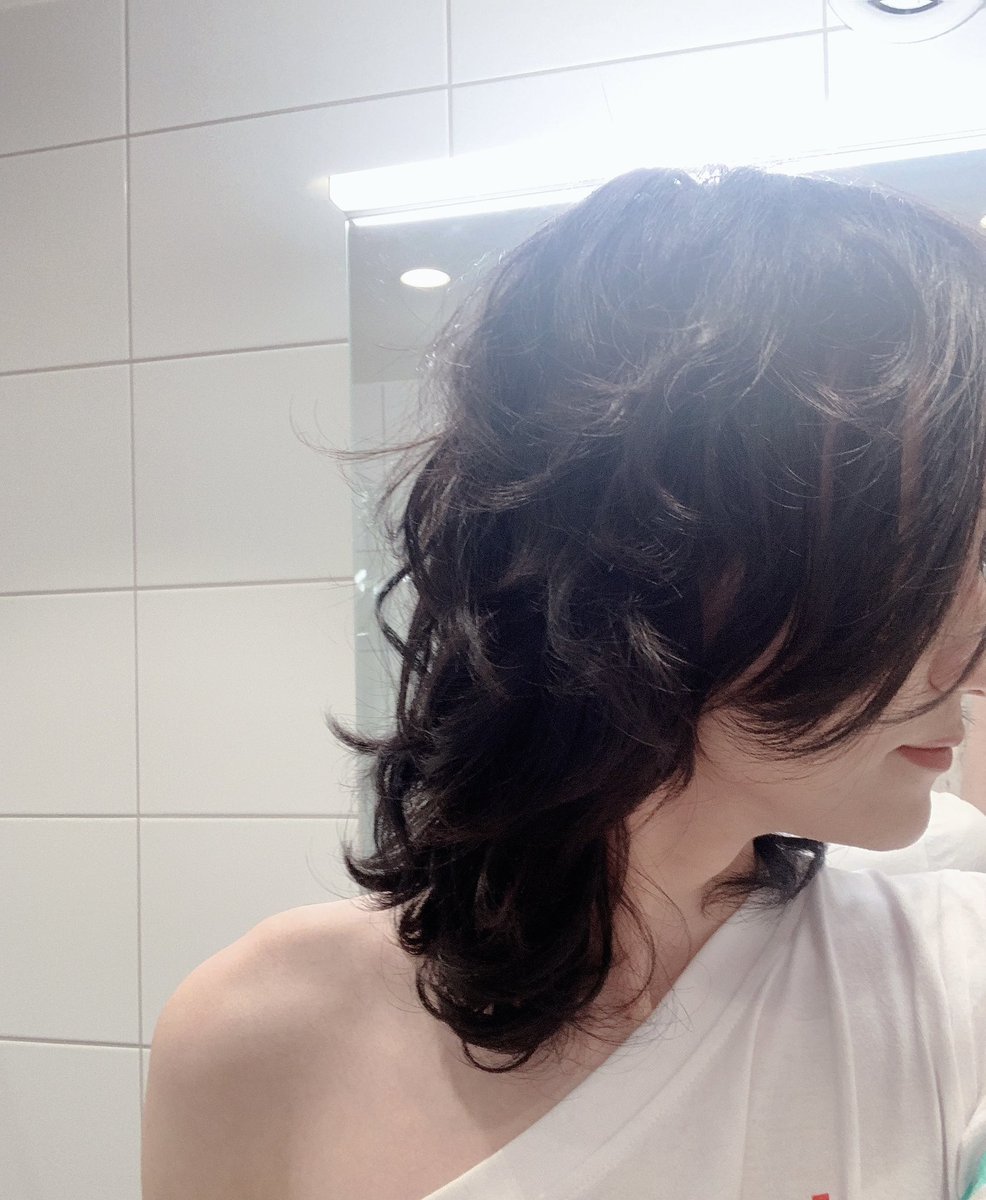 知道关注我有什么好处吗？

就是能亲眼看到一位中短发美女慢慢变成长发美女，
体验养成的快感喔(•̀ω•́)✧
#伪娘 #男の娘