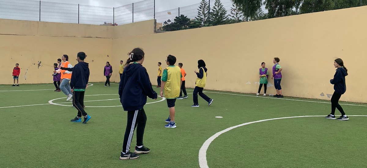 ieslqueipo's tweet photo. Plan de Dinamización de Recreos, REcréATE @ieslqueipo 
Nuestros  recreos activos y saludables están siendo todo un éxito. Tenemos dos  ligas deportivas en marcha en el patio grande, tenis de mesa en el  pabellón y clases de ajedrez en la biblioteca. Más en la web del instituto https://t.co/wVGlQHpqEz