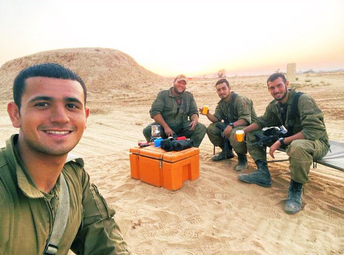 JeremBenhaim's tweet photo. Le matin du 7 octobre, ces quatre soldats israéliens – Idan, Elia, Ido et Nitzan – ont entendu des coups de feu aux alentours de #Gaza.

Sans hésiter, ils sont montés dans leur char et ont avancé vers #Gaza où ils ont vu des centaines de terroristes franchir la frontière avec #Israël.

Ces quatre soldats se sont battus pendant 24 heures : ils ont éliminé 80 terroristes et ont ainsi empêché un autre massacre dans les villages voisins.

Que ces héros d’#Israël soient bénis pour leur courage et pour toutes les vies qu’ils ont sauvées ce jour-là ! 🇮🇱