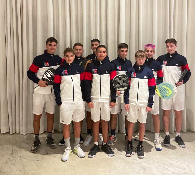 FFTennis's tweet photo. Les Championnats du monde de Padel juniors débutent demain au Paraguay 🇵🇾 

Bonne chance aux équipes de France U14 à U18 alignées dans la compétition 👊🇫🇷 https://t.co/kfOvARUoG1