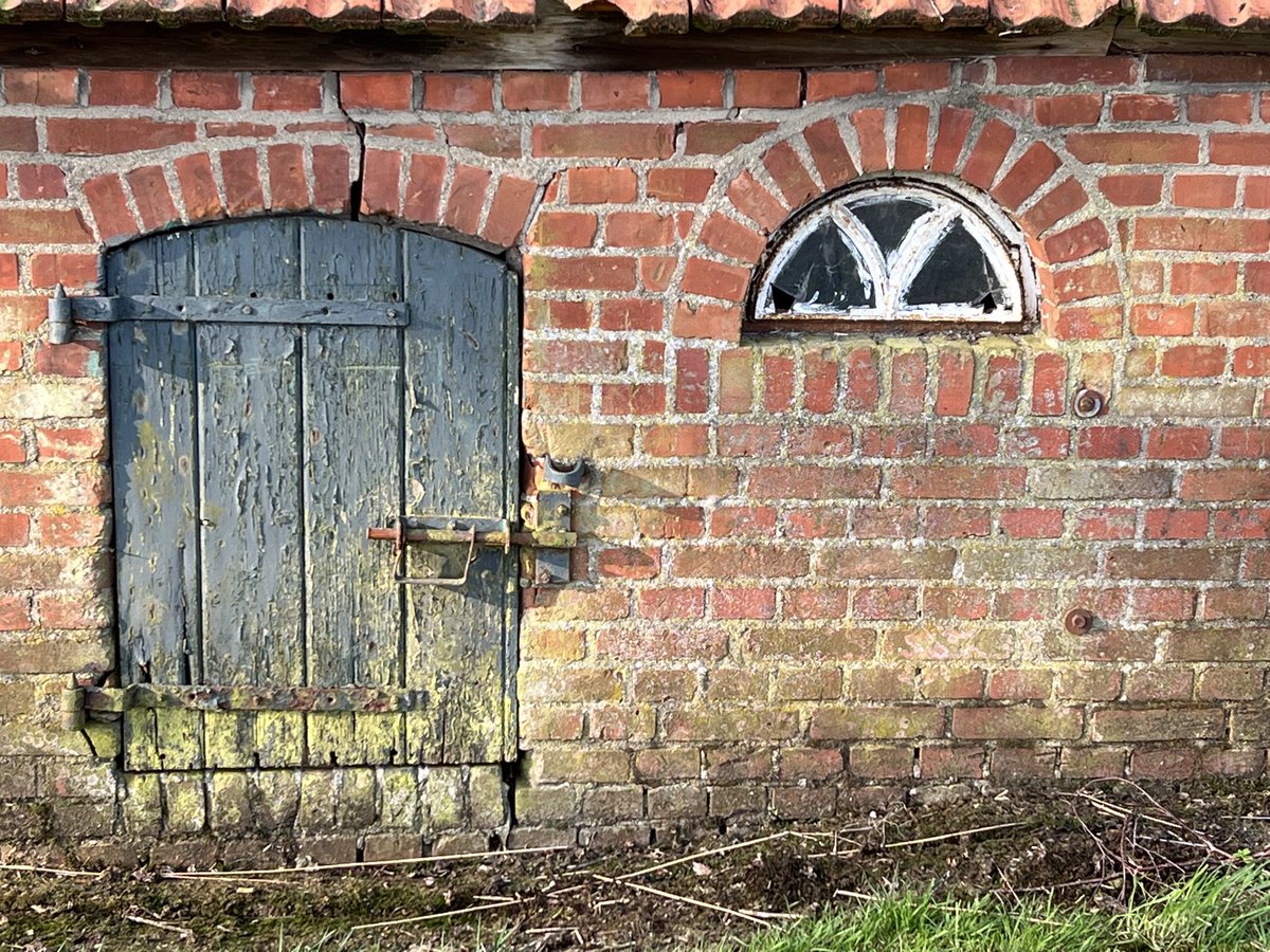 WeerkampJos's tweet image. Goedemorgen. Vandaag in #november_kiek is het thema #ingang Mooie zonnige zondag jullie. ⁦@Tpzijl⁩ 🍁☕️☀️🍂