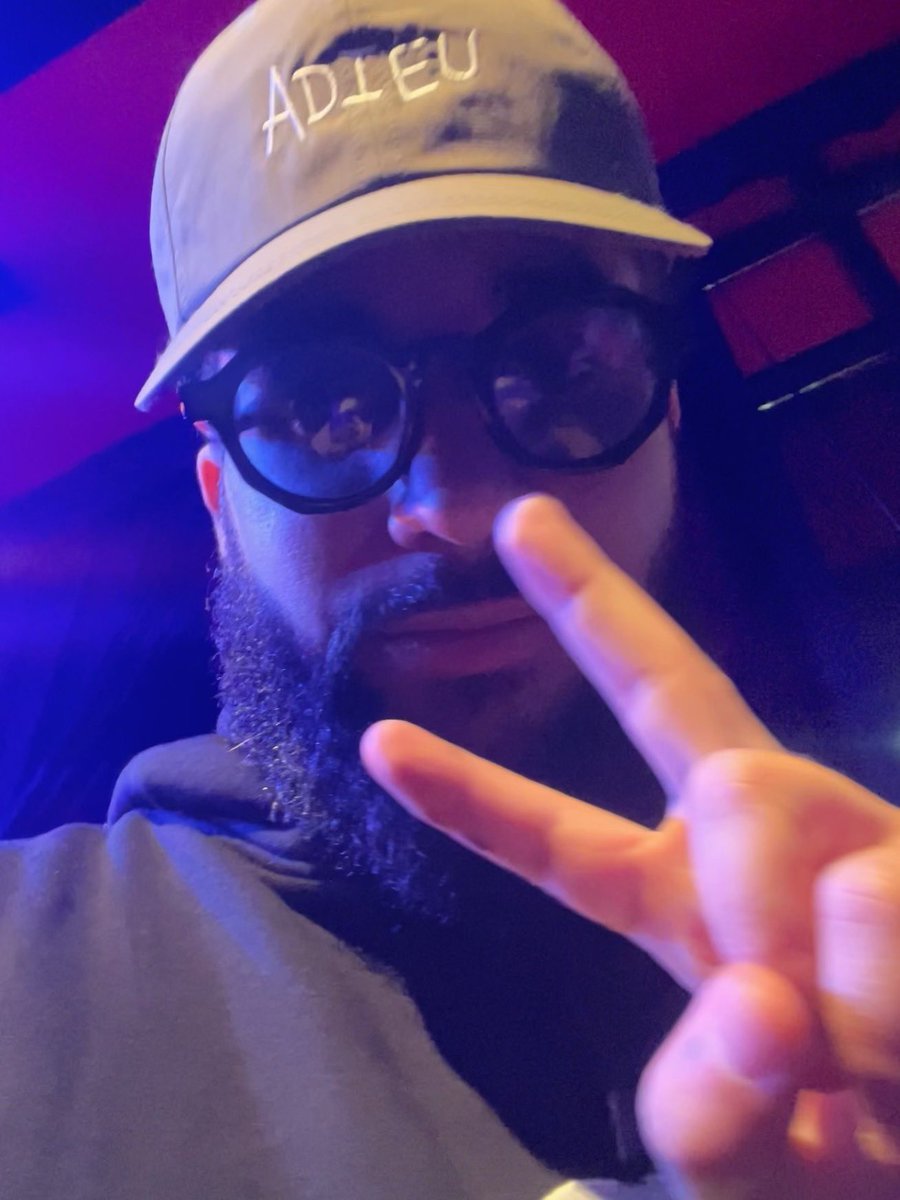 AlexyFCB's tweet image. En train de penser au concert de @KikesaOff, quel bordel, c’est juste magique. Une telle communion avec son public c’est beau, j’ai même pas les mots pour dire à quel point cet homme est talentueux. 
PS: merci pour les photos😁