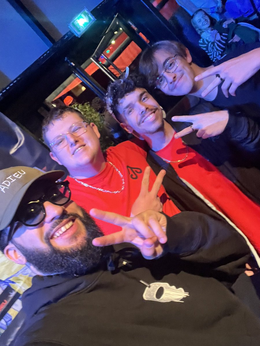 AlexyFCB's tweet image. En train de penser au concert de @KikesaOff, quel bordel, c’est juste magique. Une telle communion avec son public c’est beau, j’ai même pas les mots pour dire à quel point cet homme est talentueux. 
PS: merci pour les photos😁