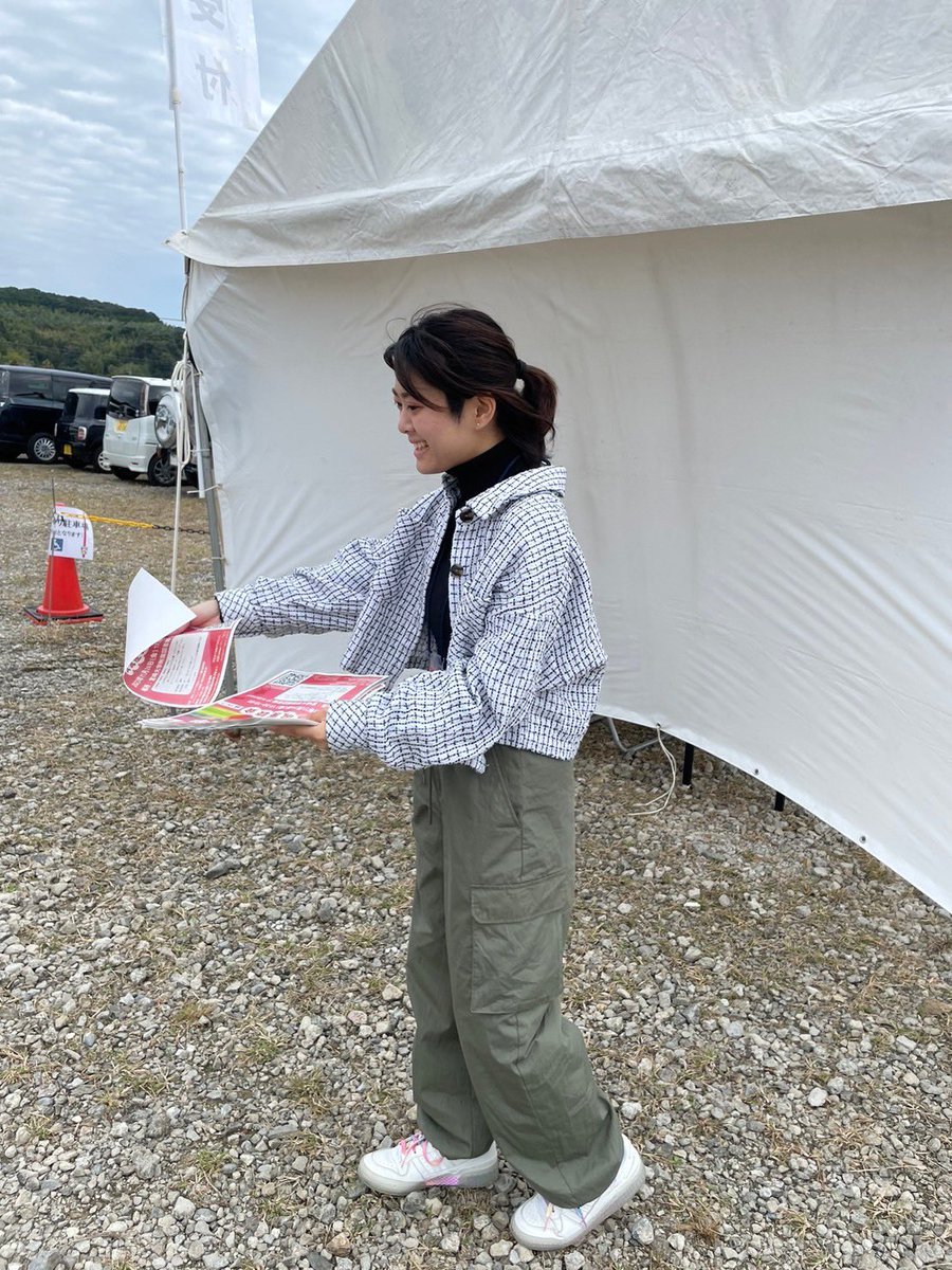 PJ_Tegeva's tweet photo. こんばんは🐈‍⬛★ 丹生ゼミ６期生です！

本日、試合前のユニリーバスタジアムにて「テゲバ大学」のチラシを配らせていただきました🙌✨️

現在も申し込み受付中なので、対象の方は下記からどしどしご応募ください！！
↓↓↓
https://t.co/81IqyY2pkA

#テゲバジャーロ宮崎 #テゲバ大学  #宮崎大学 https://t.co/1qPno0B8LX