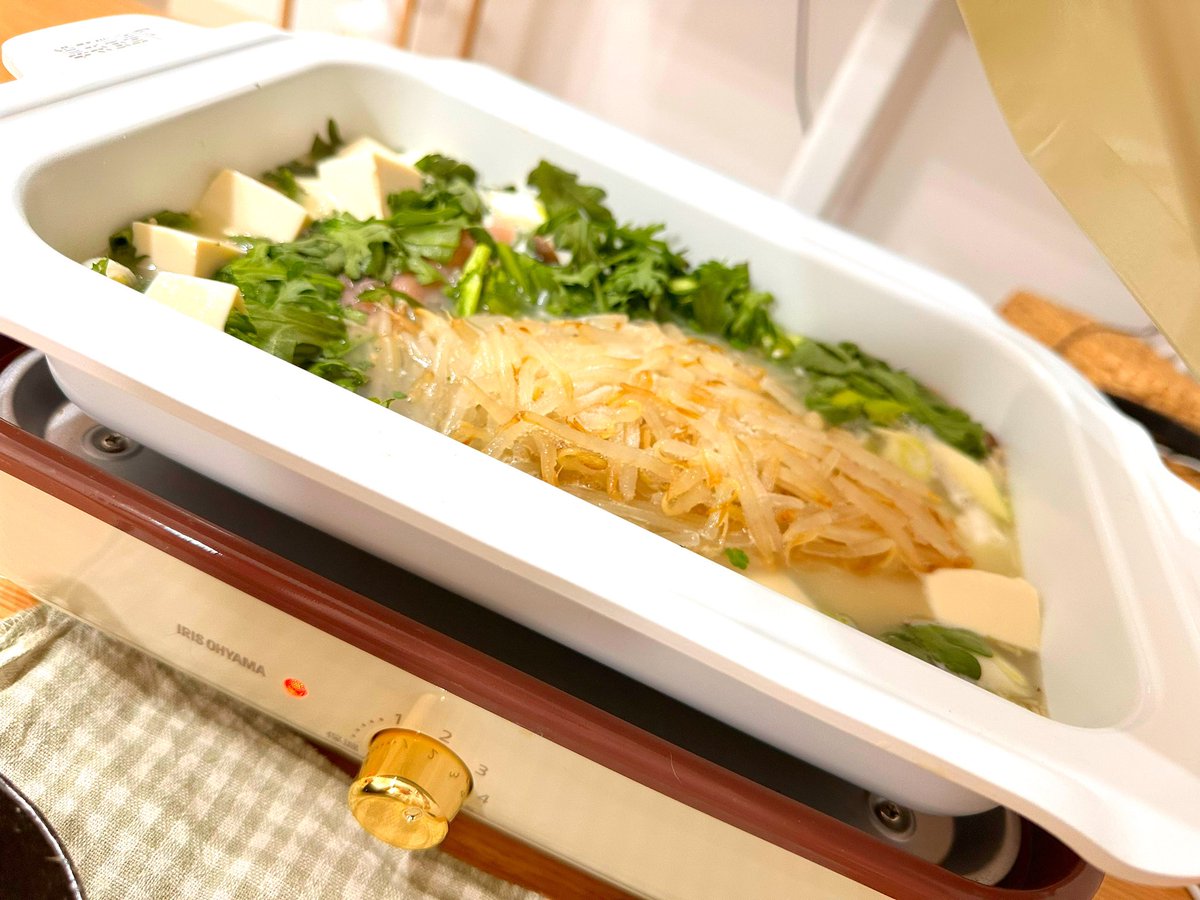 最近鍋ルーティン😋🍲✨
今日は春菊とキノコのお鍋！
春菊は緑黄色野菜の中でも栄養トップクラス！
ビタミンCと免疫力アップ✨
この時期の鍋の食材の1つ🍲
鍋で栄養補給！！
楽だしね。。。笑笑