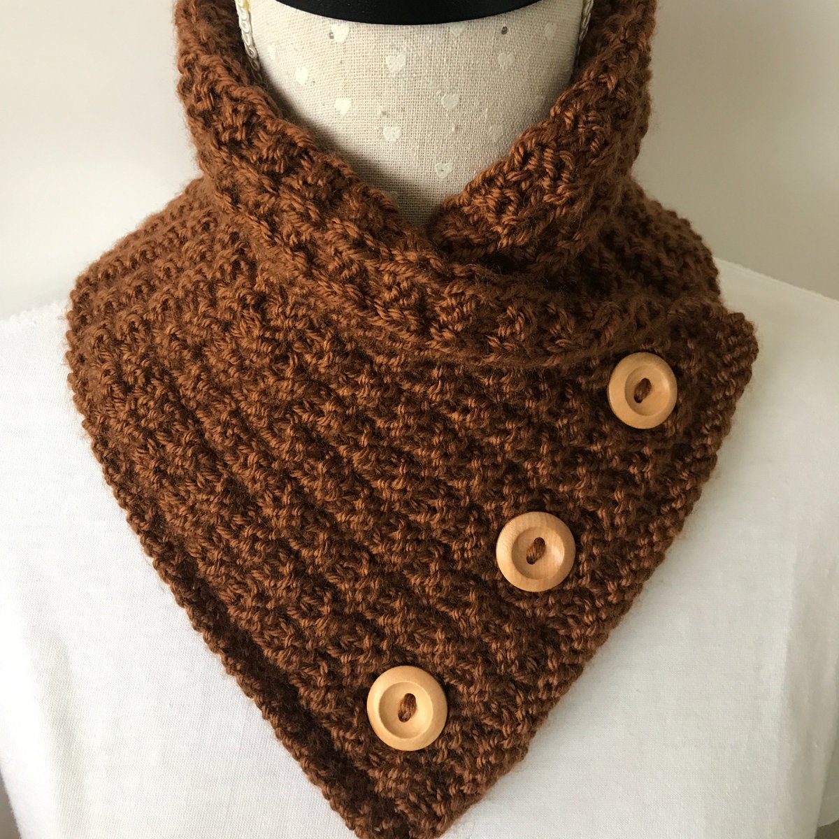 Soft and cosy neck warmer to keep out those winter chills available in my #etsyshop 

handknits34.etsy.com 

#UKGiftHour #UKGiftAM #handknits #shopindie #Christmas2023 #giftideas #etsyfinds #etsyhandmade #UKEtsyRT #handcrafted #shoponline #UKmakers #knitted #CraftBizParty