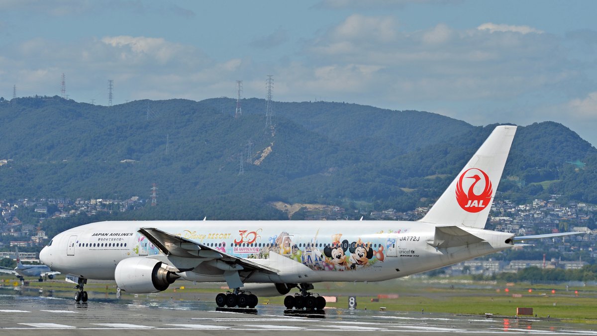 TaccaonA's tweet photo. JALさんの歴史の中で一時代を築いてきた777-200型機も、ついに定期運航を終了とのことで、一抹の寂しさを感じます。
国内で、海外で、その雄姿をたくさん見させていただき、撮らせていただきました。
たくさんのお客様を安全に運ばれて、本当にお疲れさまでした。
#JA703J #JAL #772ER https://t.co/w14zv5uWMJ